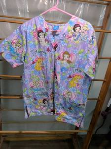 lot 43 image: Disney Princess Short-Sleeve T-Shirt Size S