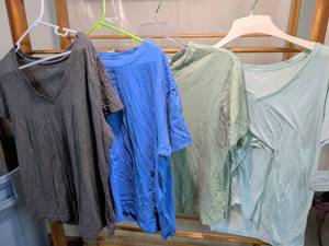 lot 77 image: Lot of 4 T-Shirts Ava & Ivy Willow Bay XL