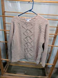 lot 78 image: Claudia D. Womens Cable Knit Sweater Size XL