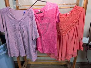 lot 82 image: Petite 3-Piece Womens Short-Sleeve T-Shirt Bundle Size XL