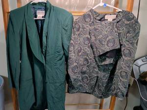 lot 91 image: Hugo Buscati Milano Blazer Size 8 and Jones New York Silk Blouse Size 6