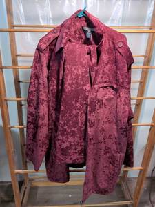 lot 104 image: Stacy Adams Velvet Blazer 2XL Burgundy and pants