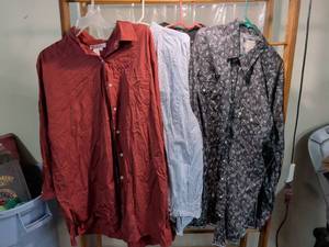 lot 105 image: Lot of 4 Womens Button-Up Shirts Silhouettes Old Navy Size 2X