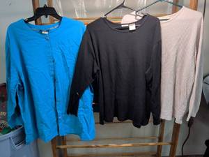 lot 122 image: Womens Clothing Bundle 3 Pieces Long Sleeve Tops Black Blue