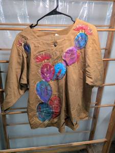 lot 124 image: 100% Cotton Long-Sleeve T-Shirt with Floral Print Style 820 Small