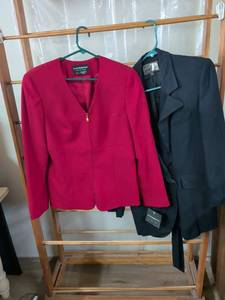 lot 141 image: Liz Claiborne Collection 2-Piece Blazer Lot Size 10 Red Black
