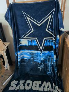 lot 156 image: Dallas Cowboys Throw Blanket Star Logo City Skyline