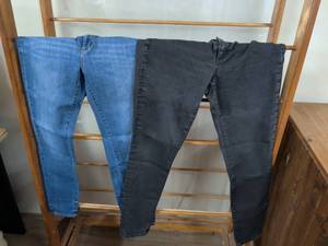 lot 164 image: Ann Taylor LOFT Womens Jeans Lot 2 Pairs Blue Black