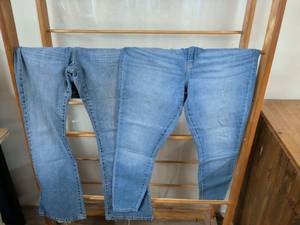 lot 165 image: Levi Strauss Signature Mid-Rise Skinny Jeans Lot 2 Pairs