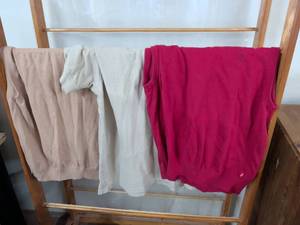 lot 167 image: Lot of 3 Knited sweater vest Cream Beige Burgundy Red