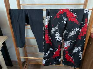 lot 170 image: Everlast Sport Capri Leggings Size 12 Black Red White Floral Print