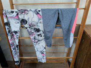 lot 188 image: 2 Pairs Womens Leggings Size XL Printed and Solid