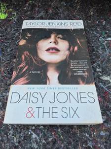 lot 17 image: Daisy Jones & The Six by Taylor Jenkins Reid