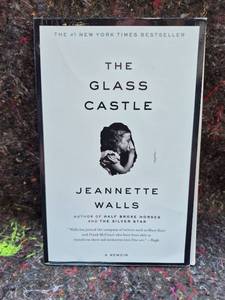 lot 128 image: The Glass Castle by Jeannette Walls Hardcover Book Memoir