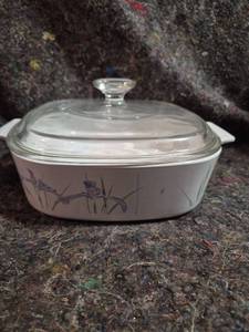lot 14 image: Corning Ware Casserole Dish with Glass Lid Iris Pattern