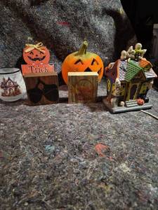 lot 23 image: Halloween Decorative Lot 5 Pieces Pumpkin House Ghost
