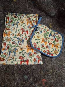 lot 28 image: Bruissons Textil Kitchen Textiles Set 2-Piece Dala Horse Floral Print