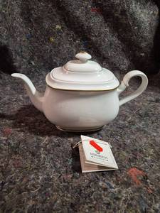 lot 41 image: Heinrich Porzellan Teapot with Lid and Gold Trim