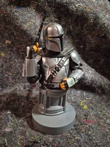 lot 51 image: Mandalorian Character Bust Figure with Weapons and Base