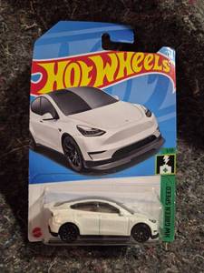lot 59 image: Hot Wheels Tesla Model Y HW Green Speed 110 HKG28-M7C5