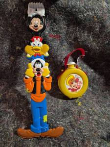lot 208 image: Disney Character Totem Pole Pop-Up Toy with Snap Crackle Egg Shaker Kelloggs 1975
