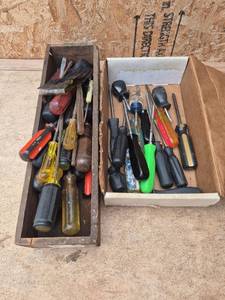 lot 304 image: LOTS AND LOTS OF SCREWDRIVERS BOTH PHILKIPS AND FLAT HEAD