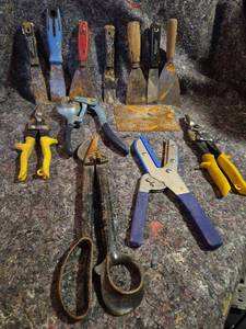 lot 321 image: Hand Tools Lot Putty Knives Pruners Pliers Scissors 16 Pieces