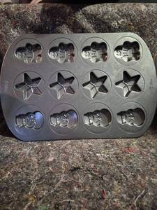 lot 407 image: Wilton 12-Cavity Baking Pan Snowman Star Gingerbread