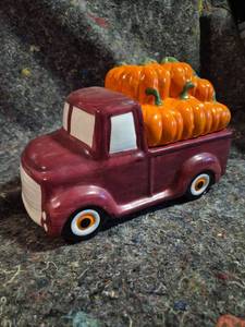 lot 410 image: Decorative Pumpkin Truck with Pumpkin Load Figurine