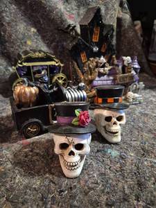 lot 411 image: Halloween Decoration Lot Skull Figurines Haunted House Carriage 7 Pieces