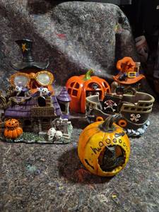 lot 412 image: Halloween Decorative Figurines Set 6 Pieces Haunted House Pumpkin Pirate Ship