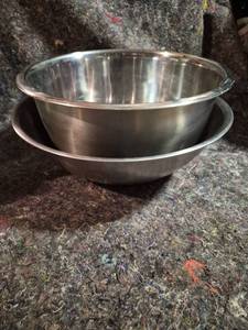 lot 419 image: Stainless Steel Mixing Bowls with Plate 7 inch diameter