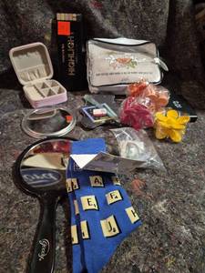 lot 426 image: Profusion HighLight Palette & Beauty Accessories Lot