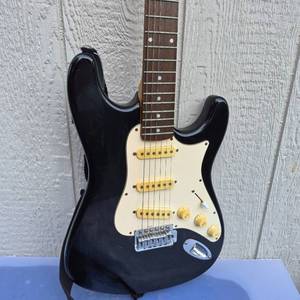 lot 500 image: Silvertone by Samick Electric Guitar Black with Cream Pickguard