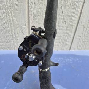 lot 506 image: Berdtan Big Game Fishing Rod and Reel Combo - Tip of Rod Broken