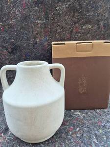 lot 516 image: Mitt&Ditt Home Decor Two-Handle Decorative Vessel
