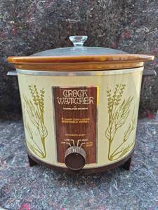 lot 523 image: Hamilton Beach Crock Watcher 6 Quart Cookn Serve Slow Cooker - Powers on and Heats Up