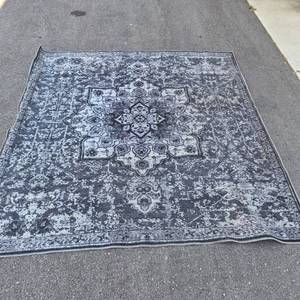 lot 536 image: Persian Style Area Rug with Geometric Medallion Center Design 220 cm x 220 cm Square