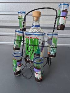 lot 548 image: Cactus Themed Liquor Bottle and Shot Glass Set with Metal Stand