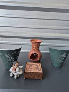 lot 554 image: Decorative Accent Objects Lot - Ceramic Vase Box and Metal Vessels