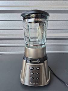 lot 555 image: Cuisinart Blender Ice Crush Pulse High Low Settings