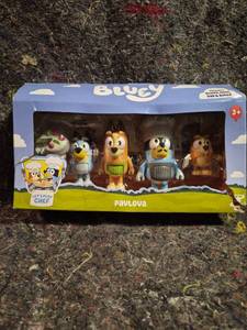 lot 557 image: Bluey Family 5-Figure Set with Bingo Dad Chilli Mum Pavlova