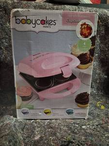 lot 559 image: Babycakes Minis Nonstick Coated Cupcake Maker Makes 4 Mini Cupcakes
