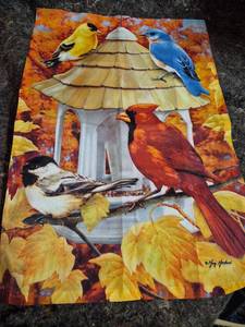lot 563 image: Bird Birdhouse Garden Flag