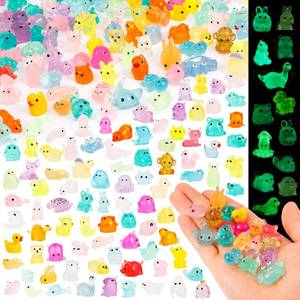 lot 1004 image: 400-Piece Mini Resin Animals Glow in Dark