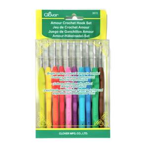 lot 10035 image: Clover 3672 Amour Crochet Hook Set, 10 sizes
