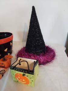 lot 1006 image: Halloween decor
