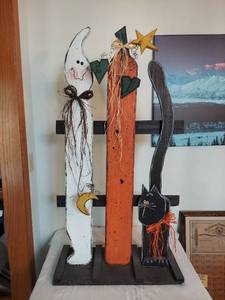 lot 1008 image: Wooden Porch Halloween decor