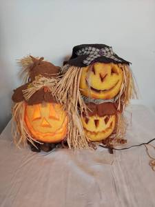 lot 1009 image: Lighted Scarecrow Pumpkin Stack Decoration