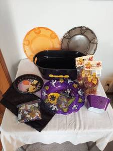 lot 1013 image: Halloween Party Tableware Lot with Plates Bowls and Decorative Beads